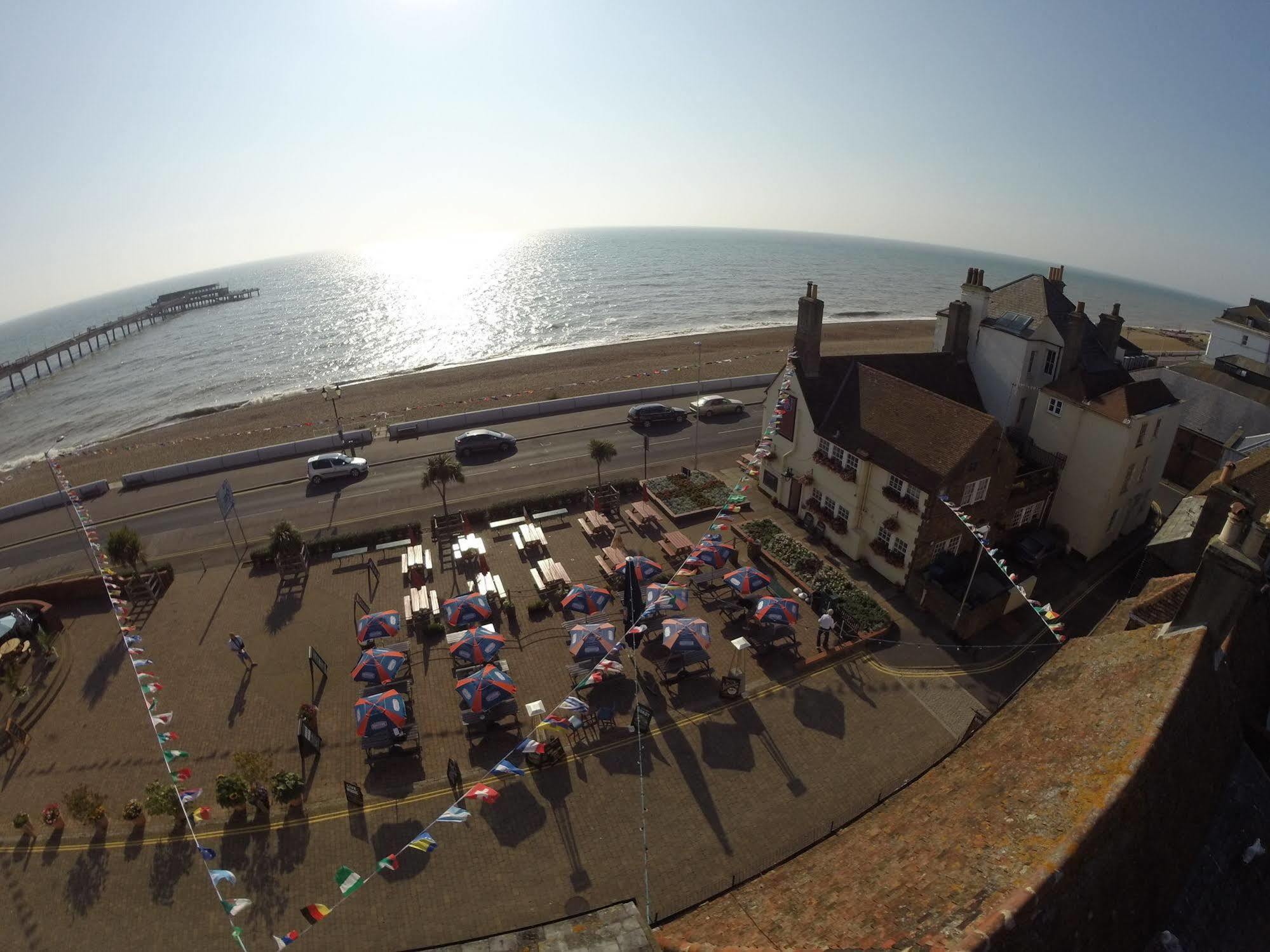 Bed and Breakfast The Kings Head Deal Esterno foto